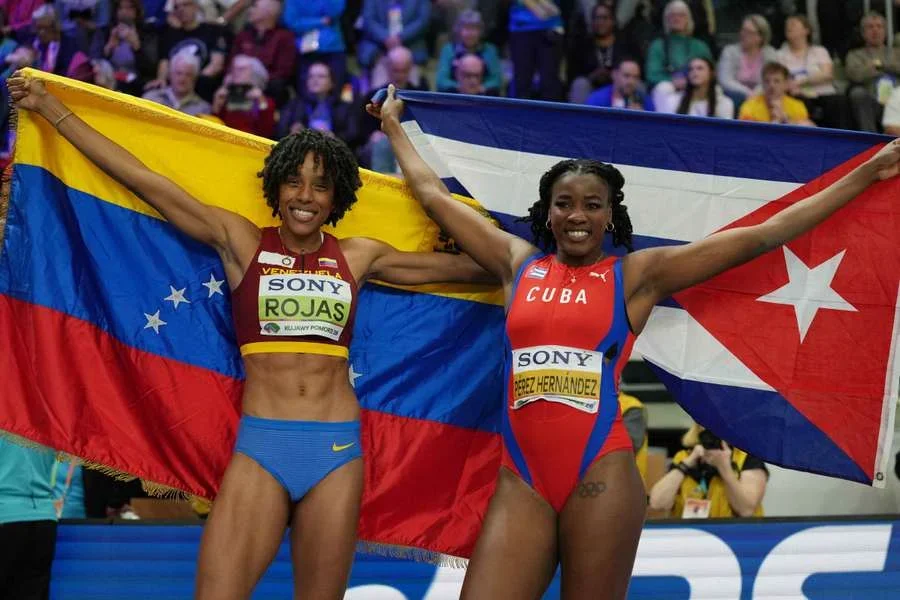 Leyanis Pérez, a la derecha, y Yulimar Rojas celebran su oro y plata en el Mundial de pista cubierta