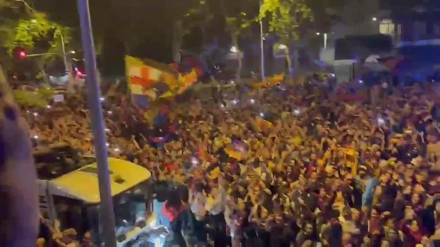 Llega el bus al Camp Nou y la despedida está a la altura de un campeonato