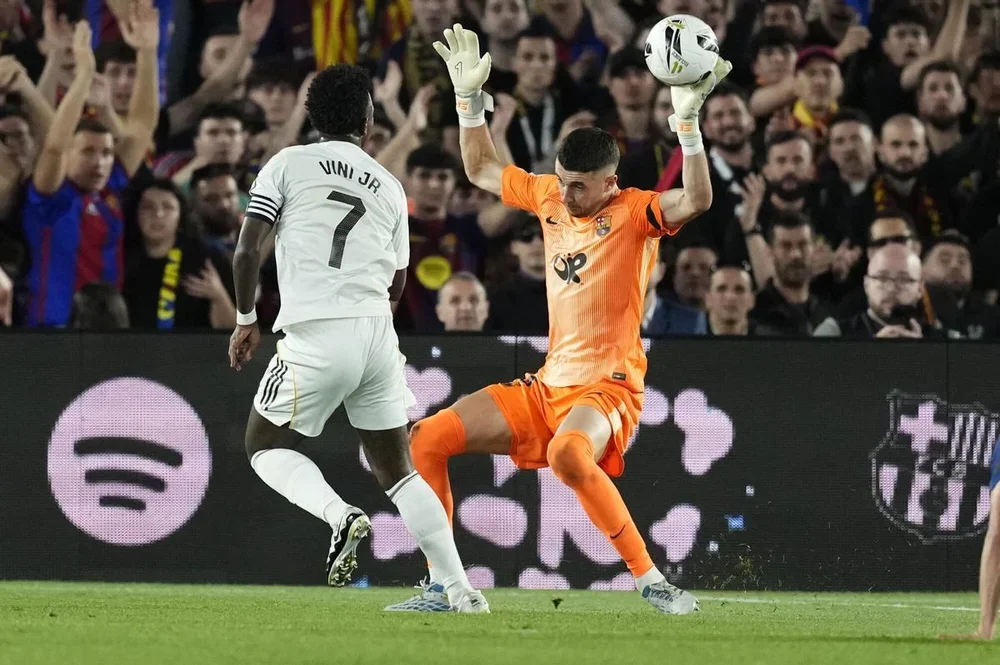 Joan Garcia le para un balón a Vinicius Junior en el clásico Barça-Madrid